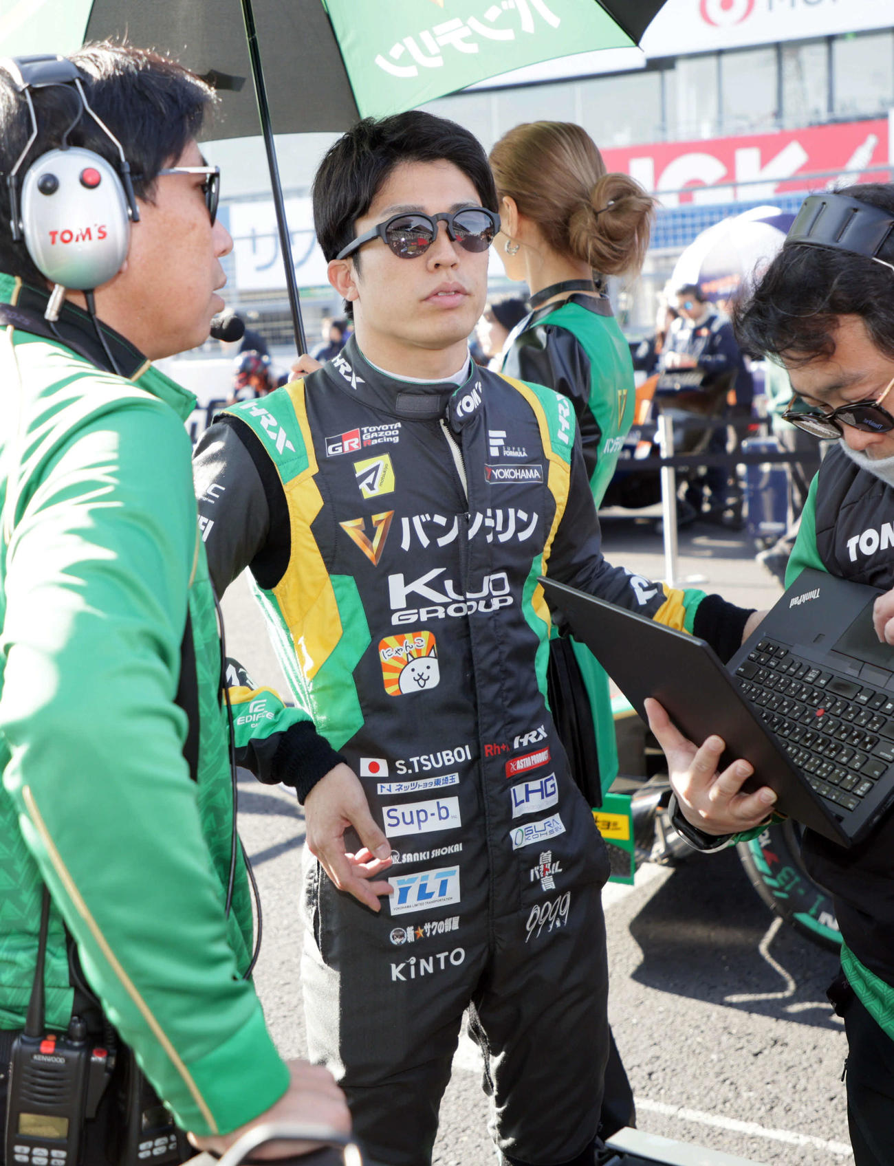 スーパーフォーミュラ第10戦、レース前に話し合うチームTOM’Sの坪井翔（撮影・宮崎幸一）