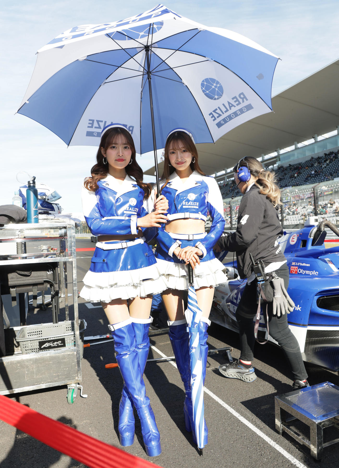 スーパーフォーミュラ第10戦、グリッド上でポーズをとるチームアンバサダーたち（撮影・宮崎幸一）