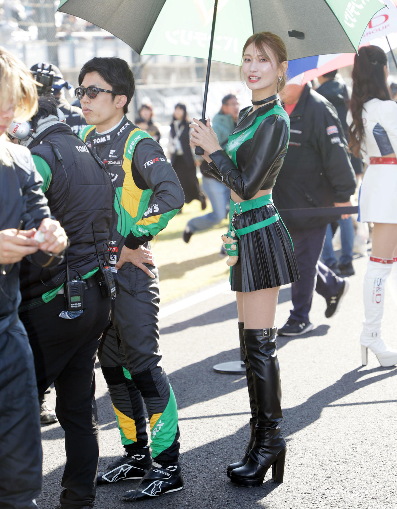 スーパーフォーミュラ第10戦、グリッド上でポーズをとるチームアンバサダーたち（撮影・宮崎幸一）