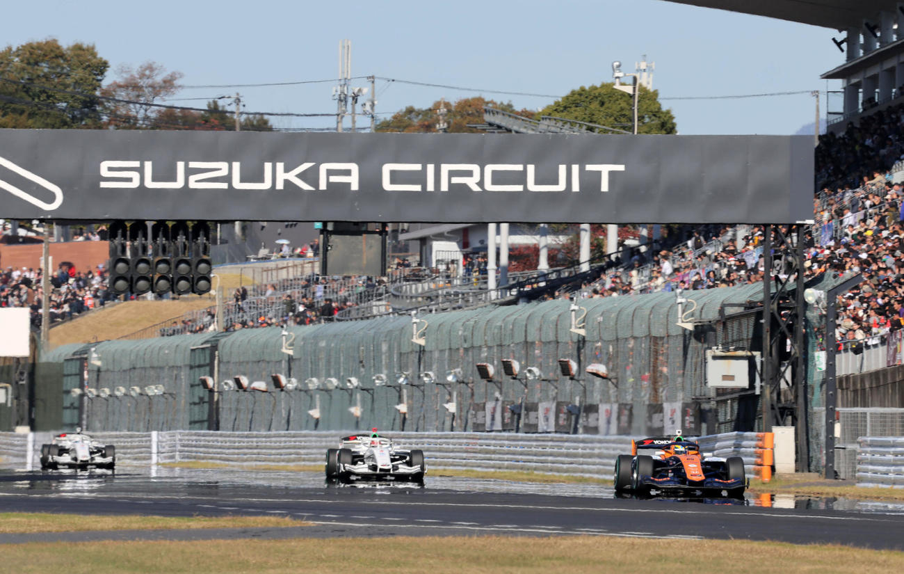 スーパーフォーミュラ第10戦、荒天で延期となっていた第10戦で初優勝を遂げたNAKAJIMA RACINGのイゴール・オオムラ・フラガ（右）（撮影・宮崎幸一）