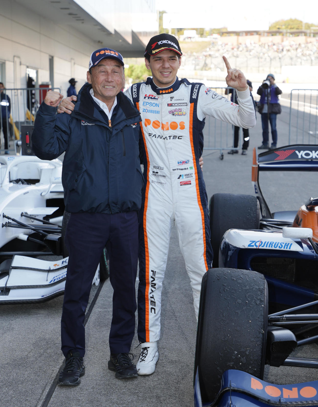 スーパーフォーミュラ第10戦、荒天で延期となっていた第10戦で初優勝を遂げたイゴール・オオムラ・フラガ（右）は中嶋悟監督と笑顔を見せる（撮影・宮崎幸一）