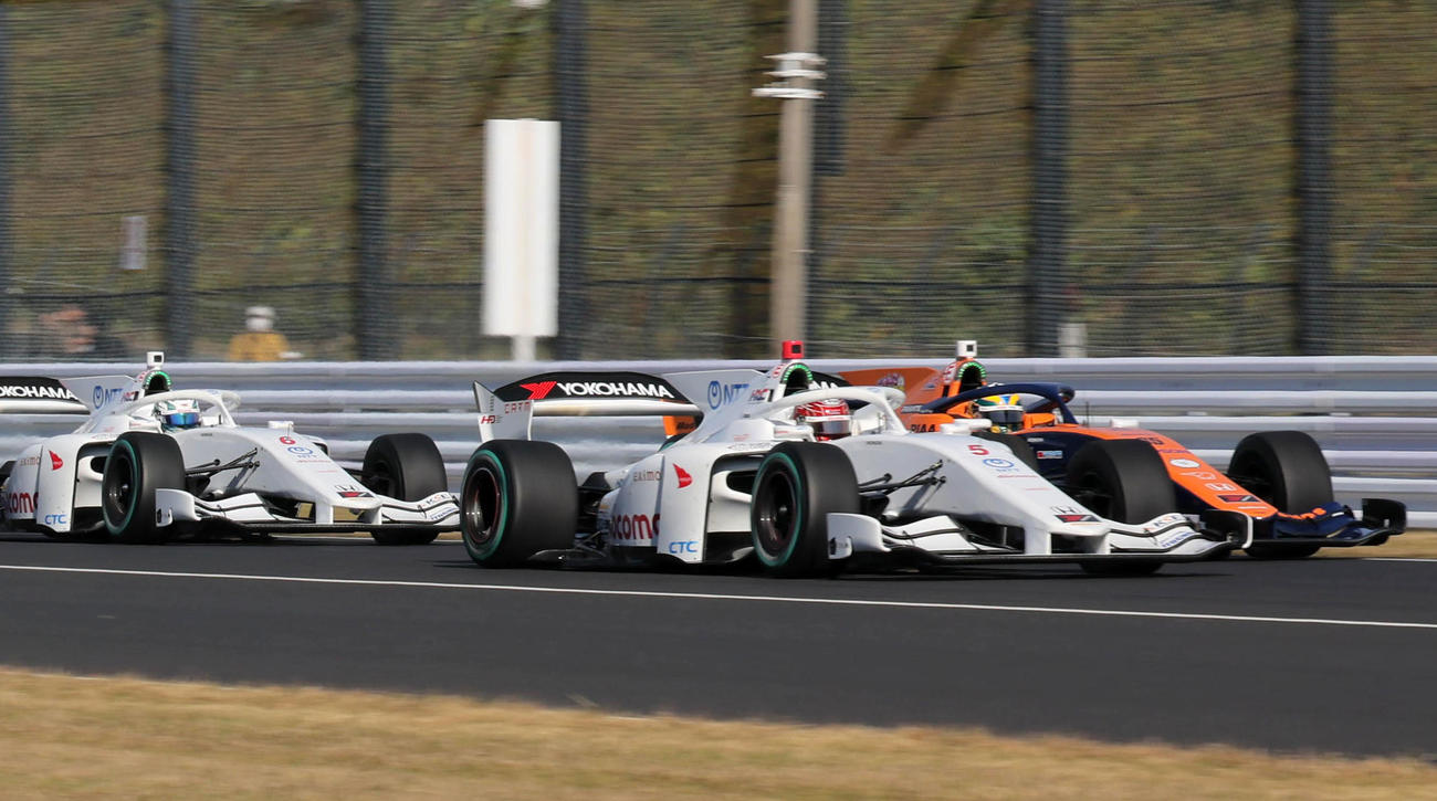 スーパーフォーミュラ第10戦、荒天で延期となっていた第10戦のスタートを切る各選手。ポールポジションのダンディライアンレーシング牧野任祐（中央）の右でNAKAJIMA RACINGのイゴール・オオムラ・フラガ（右）が前に出る（（撮影・宮崎幸一）