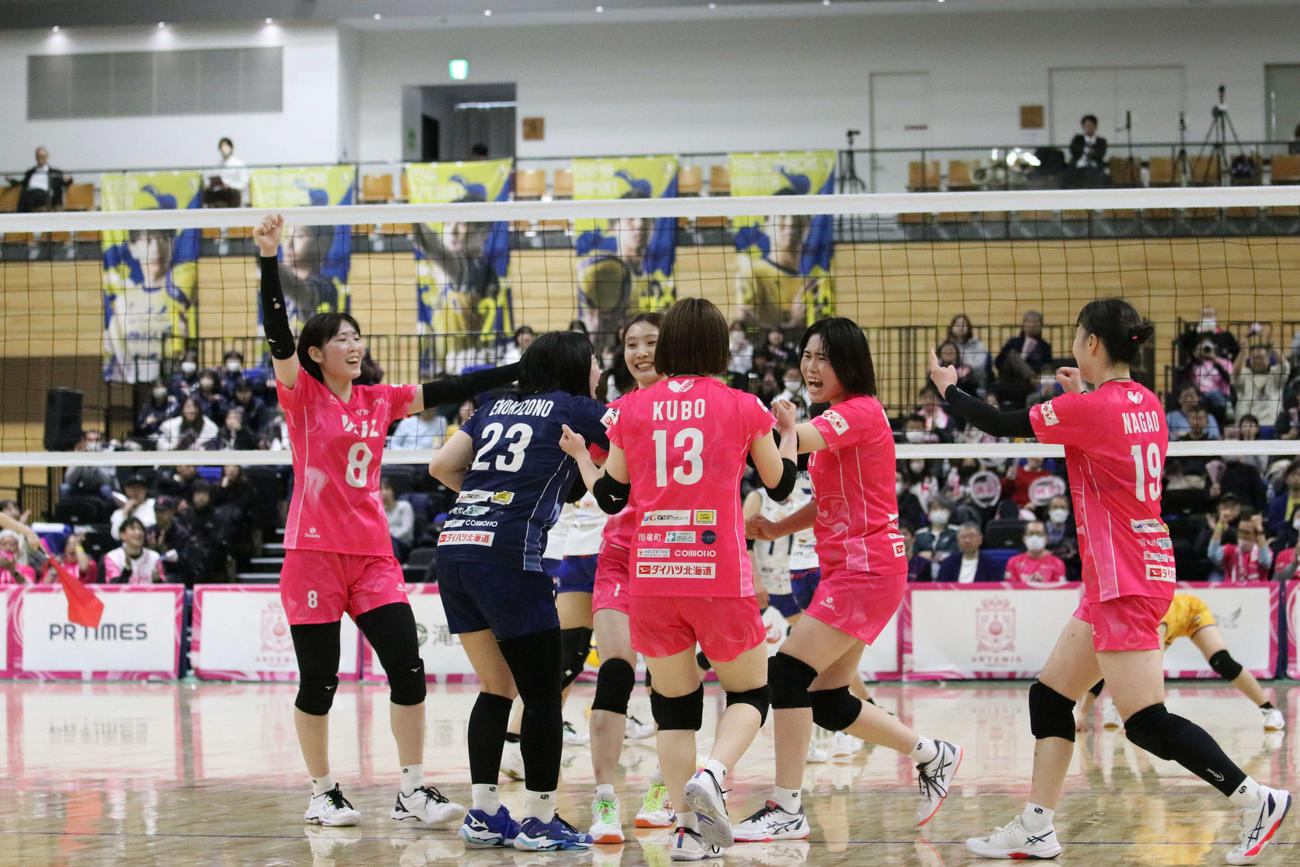 得点が入り喜ぶアルテミス北海道の選手たち