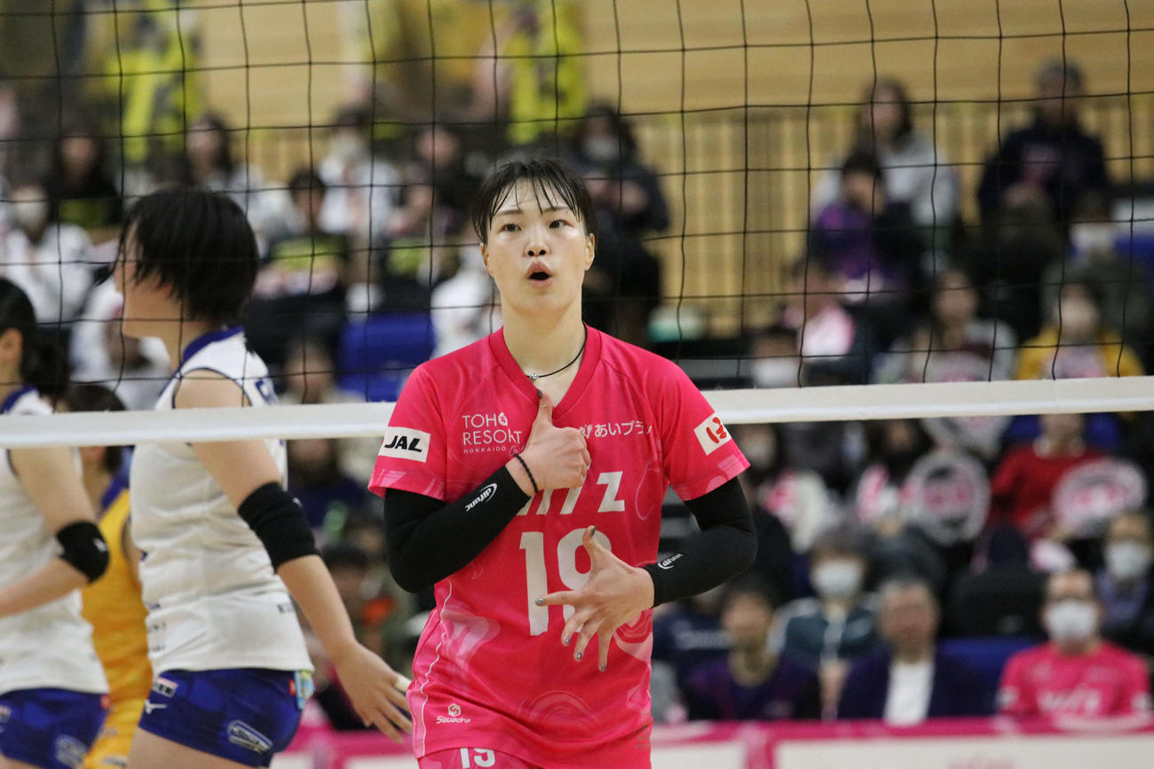 サインを出すアルテミス北海道の長尾