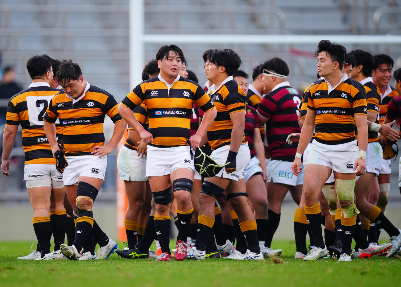 早大対慶大　早大に敗れ悔しげな表情の慶大の選手たち（撮影・垰建太）