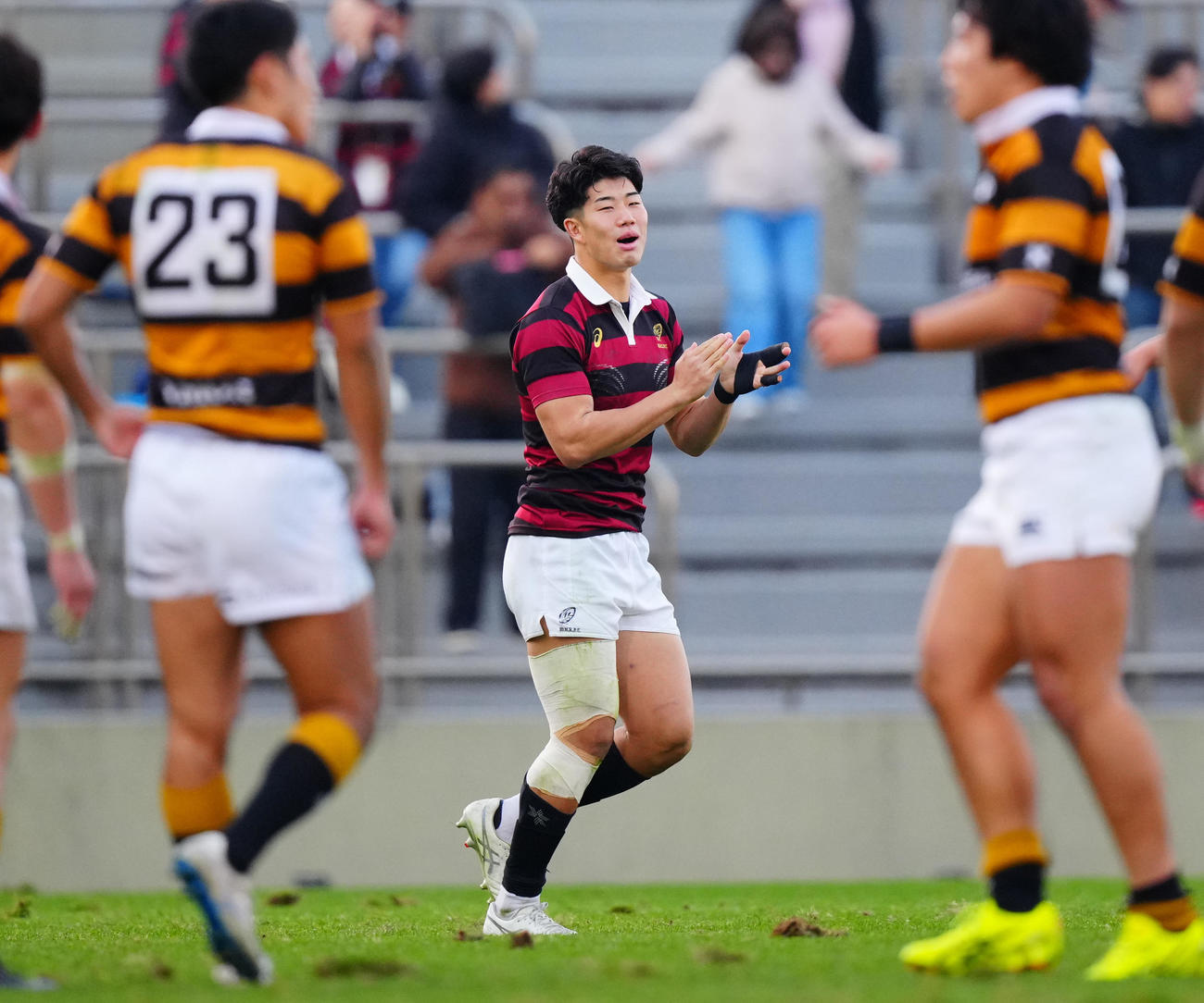 早大対慶大　慶大に勝利し笑顔を見せる早大・矢崎（中央）撮影・垰建太）