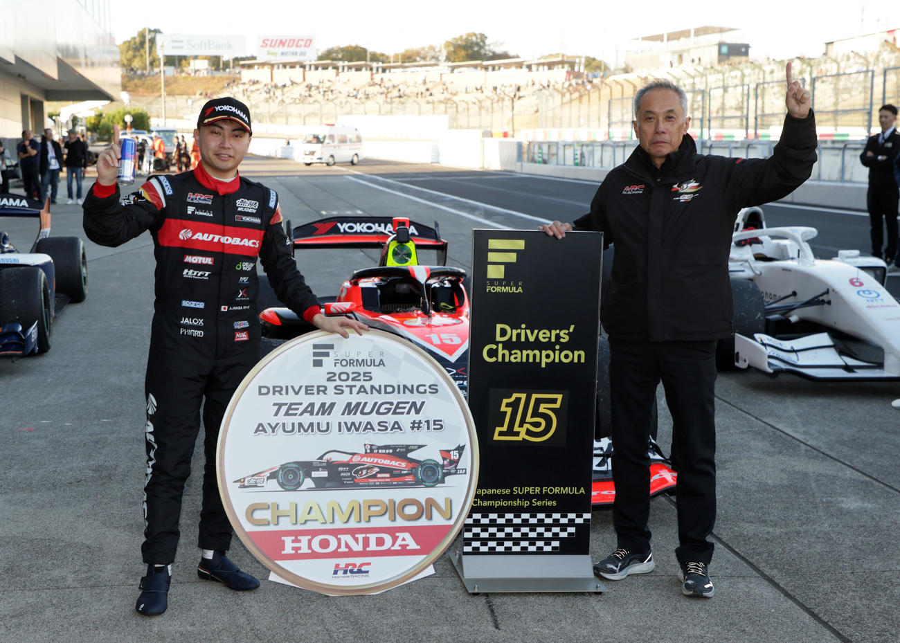 スーパーフォーミュラ最終戦で優勝し、逆転で年間王者を獲得した岩佐歩夢。右は田中監督（撮影・宮崎幸一）