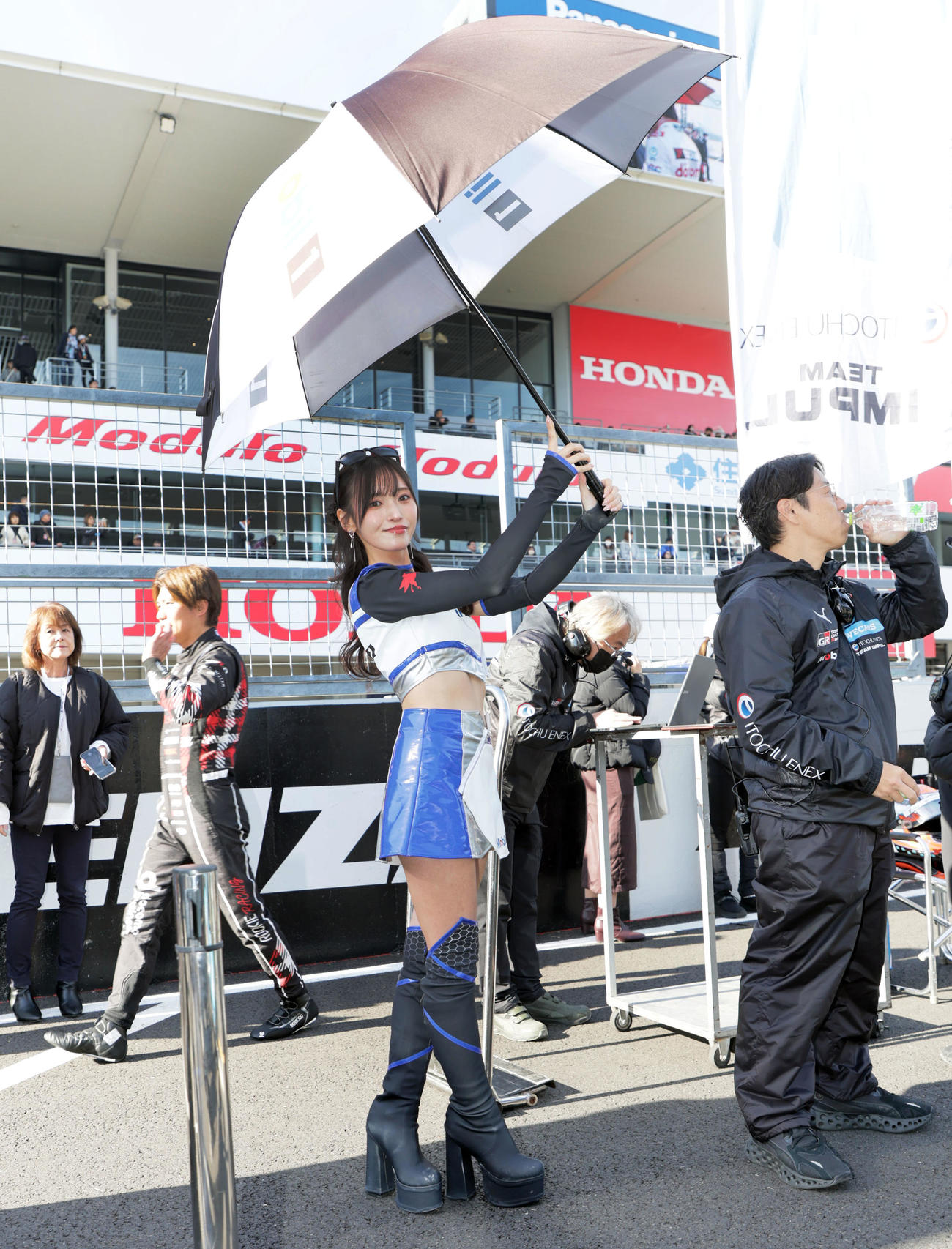 スーパーフォーミュラ第10戦、グリッド上でポーズをとるチームアンバサダーたち（撮影・宮崎幸一）