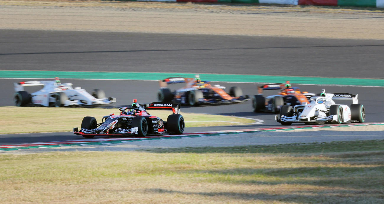 スーパーフォーミュラ最終戦、ポールポジションの岩佐歩夢を先頭に2コーナーを抜ける各マシン。順に太田格之進、佐藤蓮、イゴール・オオムラ・フラガ、牧野任祐（撮影・宮崎幸一）