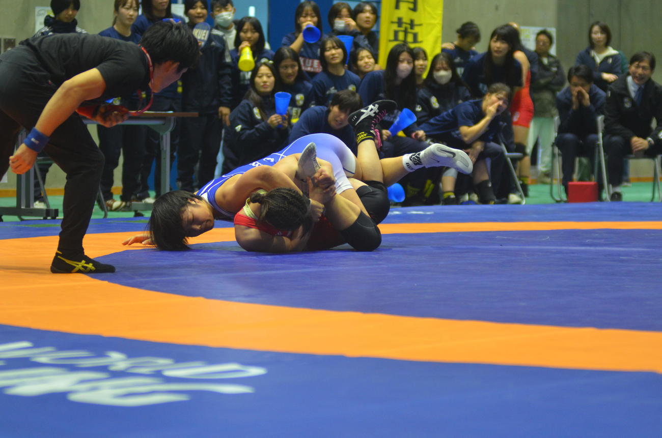 東日本大学女子リーグ戦STIカップで、藤波朱理が手堅くバックにまわり、新井一花（育英大）に10－0で圧勝。147連勝を記録