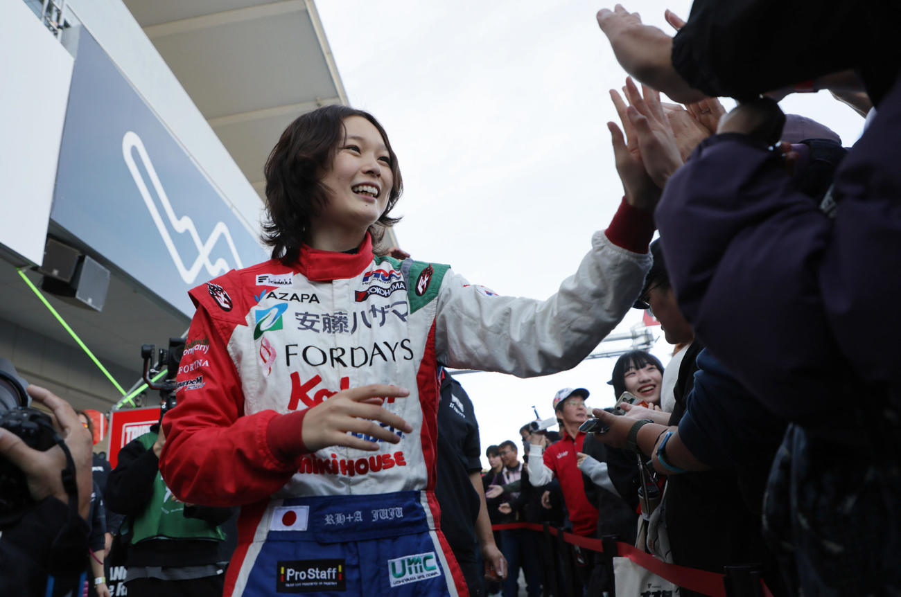 ピットウオークでハイタッチするTriple Tree RACINGのJuju（撮影・宮崎幸一）