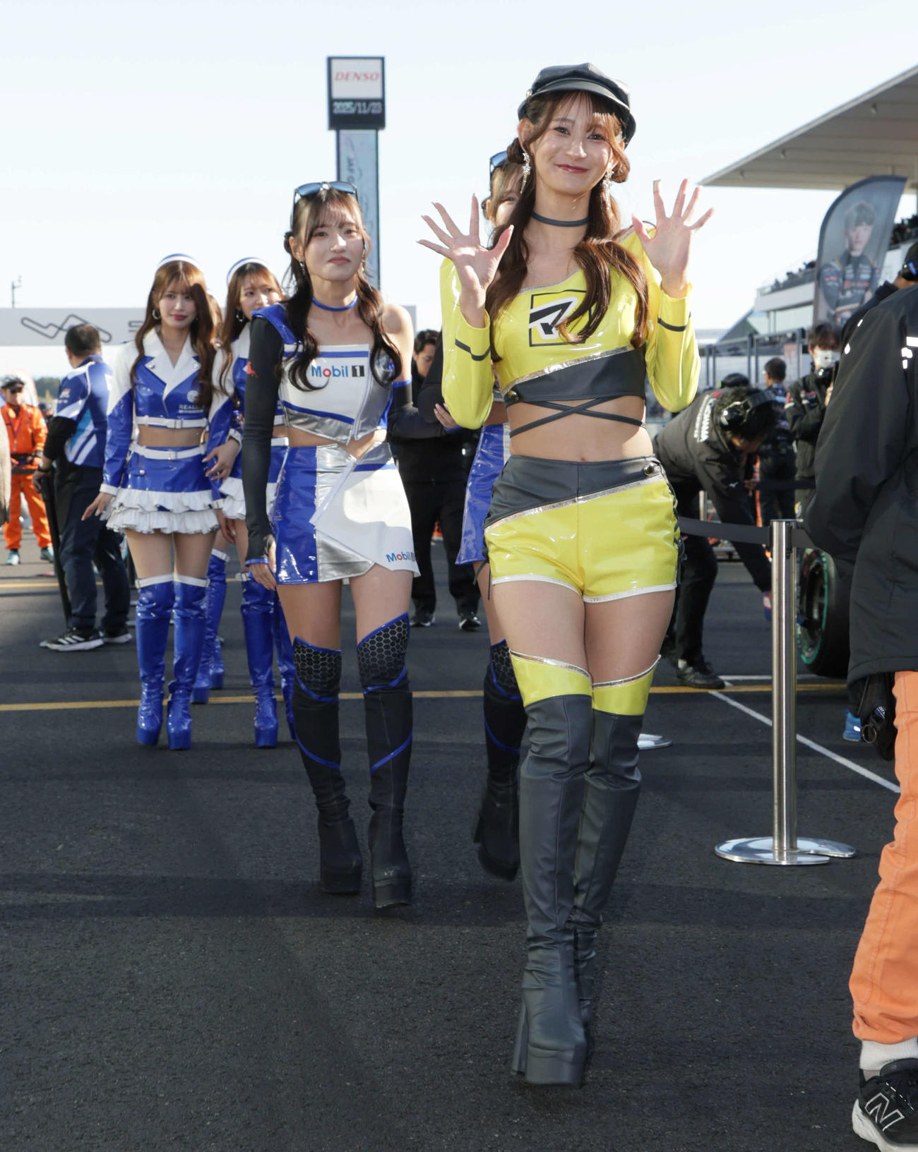 スーパーフォーミュラ最終戦、フラッグセレモニーを終えてグリッドに戻るチームアンバサダーたち（撮影・宮崎幸一）