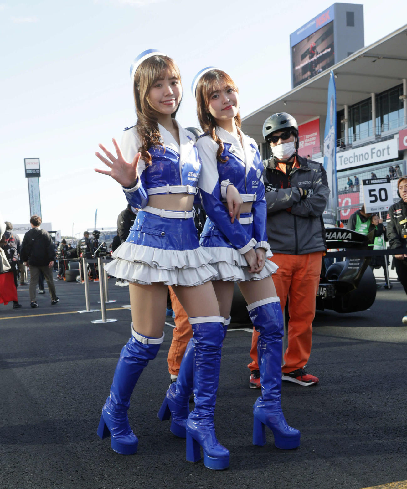 スーパーフォーミュラ最終戦、フラッグセレモニーを終えてグリッドに戻るチームアンバサダーたち（撮影・宮崎幸一）
