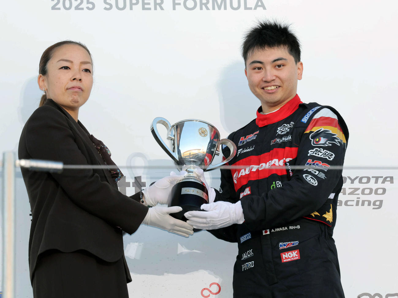 スーパーフォーミュラ最終戦、瑶子女王殿下から瑶子女王杯を授与される岩佐歩夢（撮影・宮崎幸一）
