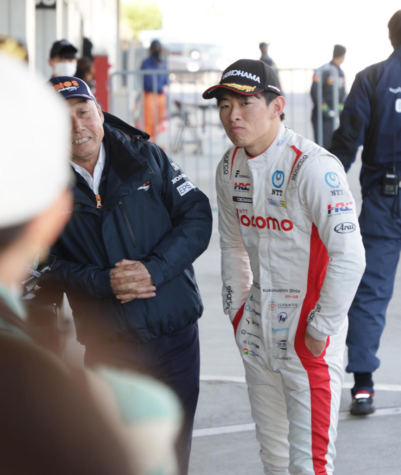 スーパーフォーミュラ第10戦、NAKAJIMA RACINGの中嶋悟監督（左）と話すダンディライアンレーシングの太田格之進（撮影・宮崎幸一）