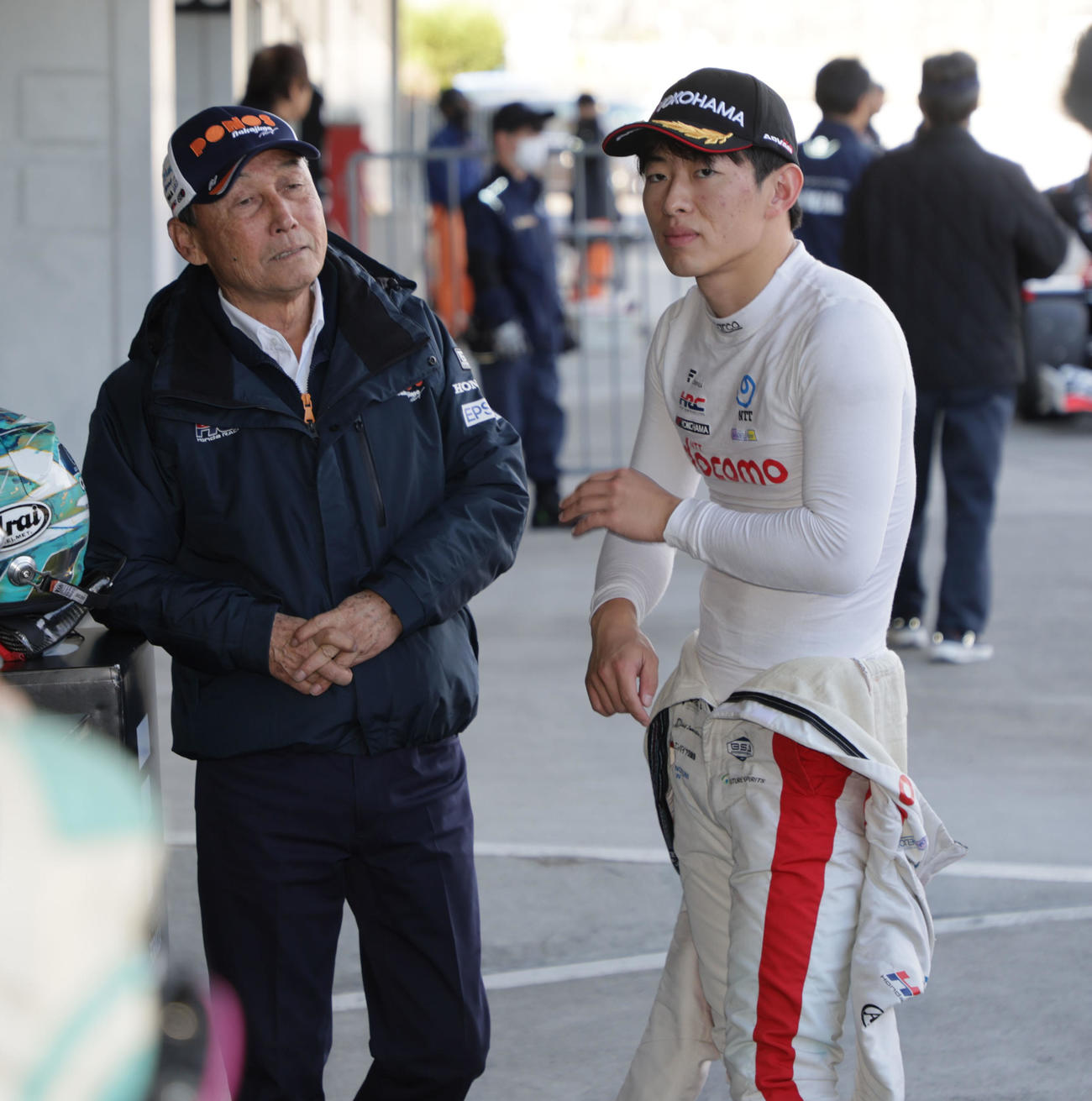 スーパーフォーミュラ第10戦、NAKAJIMA RACINGの中嶋悟監督（左）と話すダンディライアンレーシングの太田格之進（撮影・宮崎幸一）