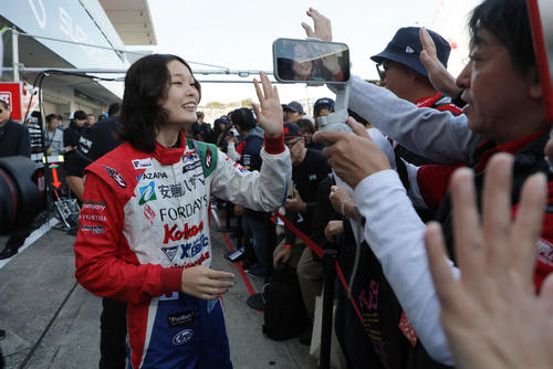 ピットウオークでハイタッチするTriple Tree RACINGのJuju（撮影・宮崎幸一）