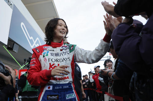 ピットウオークでハイタッチするTriple Tree RACINGのJuju（撮影・宮崎幸一）