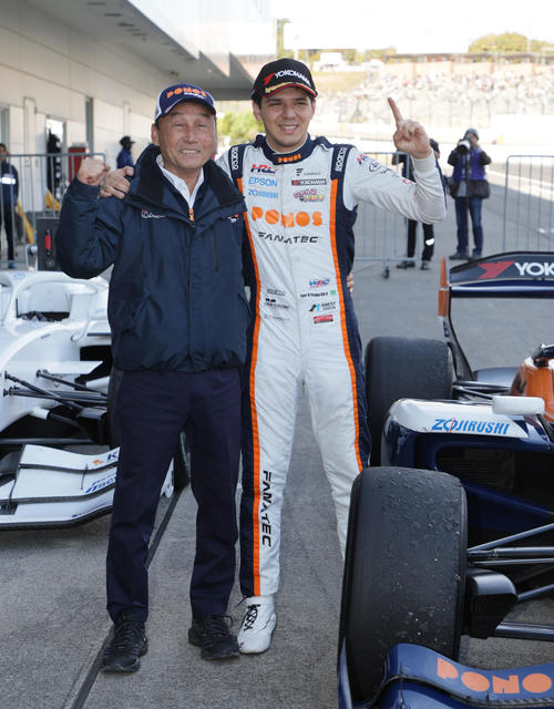 スーパーフォーミュラ第10戦、荒天で延期となっていた第10戦で初優勝を遂げたイゴール・オオムラ・フラガ（右）は中嶋悟監督と笑顔を見せる（撮影・宮崎幸一）