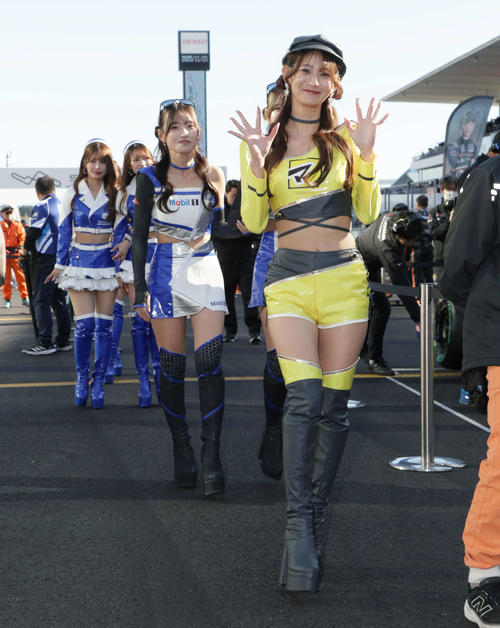 スーパーフォーミュラ最終戦、フラッグセレモニーを終えてグリッドに戻るチームアンバサダーたち（撮影・宮崎幸一）
