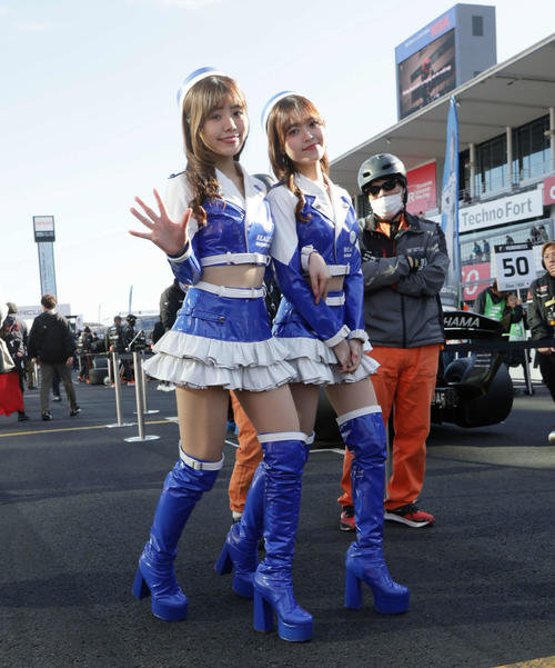 スーパーフォーミュラ最終戦、フラッグセレモニーを終えてグリッドに戻るチームアンバサダーたち（撮影・宮崎幸一）