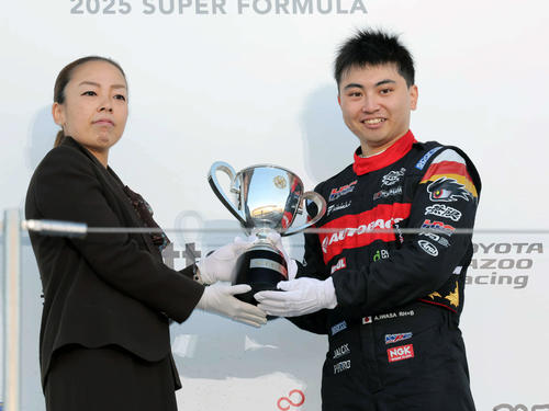 スーパーフォーミュラ最終戦、瑶子女王殿下から瑶子女王杯を授与される岩佐歩夢（撮影・宮崎幸一）
