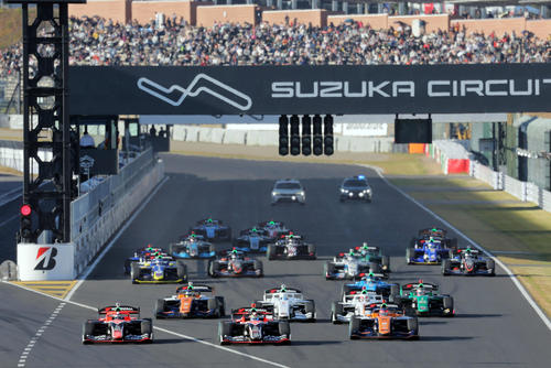 スーパーフォーミュラ最終戦、ポールポジションの岩佐歩夢（中央）を先頭に1コーナーに向かう各マシン（撮影・宮崎幸一）
