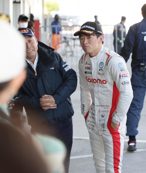スーパーフォーミュラ第10戦、NAKAJIMA RACINGの中嶋悟監督（左）と話すダンディライアンレーシングの太田格之進（撮影・宮崎幸一）