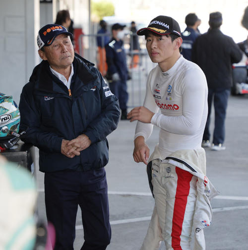 スーパーフォーミュラ第10戦、NAKAJIMA RACINGの中嶋悟監督（左）と話すダンディライアンレーシングの太田格之進（撮影・宮崎幸一）