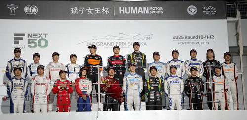 スーパーフォーミュラ最終戦、最終戦セレモニーで記念撮影する全ドライバー（撮影・宮崎幸一）
