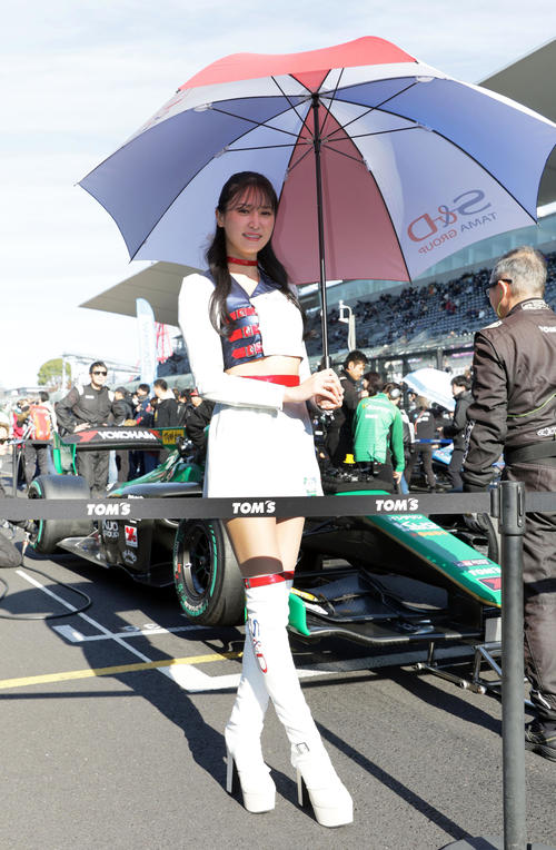 スーパーフォーミュラ第10戦、グリッド上でポーズをとるチームアンバサダーたち（撮影・宮崎幸一）