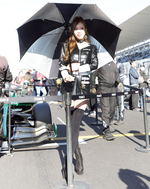 スーパーフォーミュラ第10戦、グリッド上でポーズをとるチームアンバサダーたち（撮影・宮崎幸一）