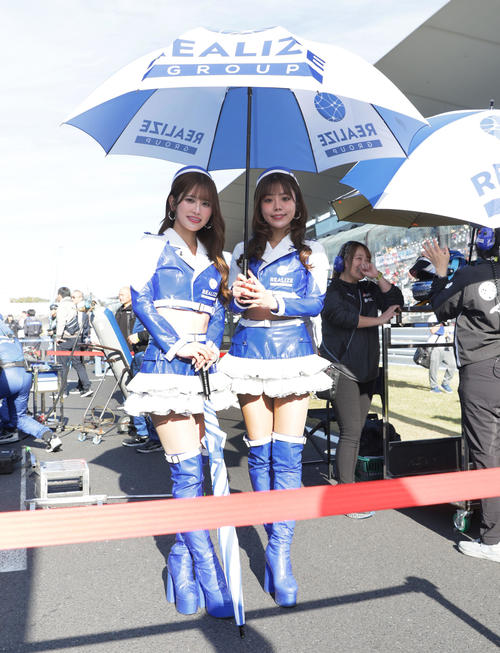 スーパーフォーミュラ第10戦、グリッド上でポーズをとるチームアンバサダーたち（撮影・宮崎幸一）