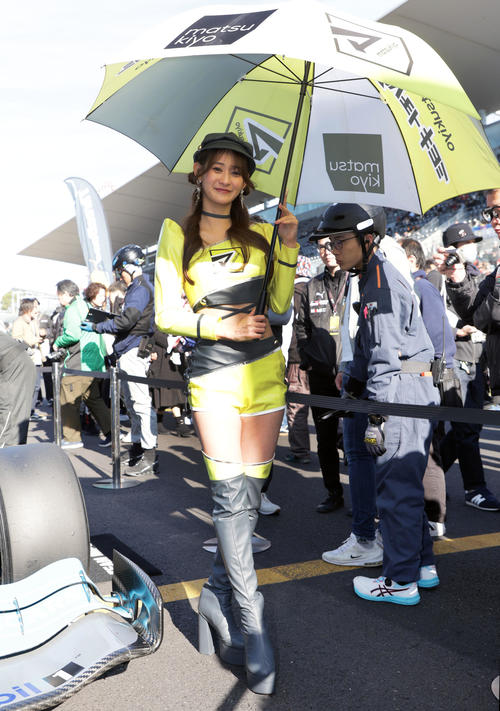 スーパーフォーミュラ第10戦、グリッド上でポーズをとるチームアンバサダーたち（撮影・宮崎幸一）