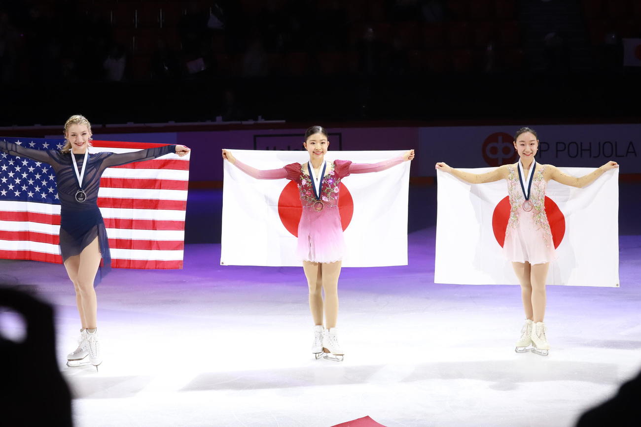GPフィンランド大会女子表彰式　笑顔を見せる優勝の千葉百音（中央）と2位のアンバー・グレン（左）、3位の松生理乃（撮影・松本航）
