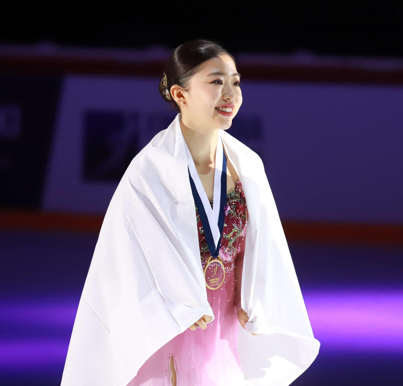 GPフィンランド大会女子表彰式　笑顔を見せる優勝の千葉百音（撮影・松本航）