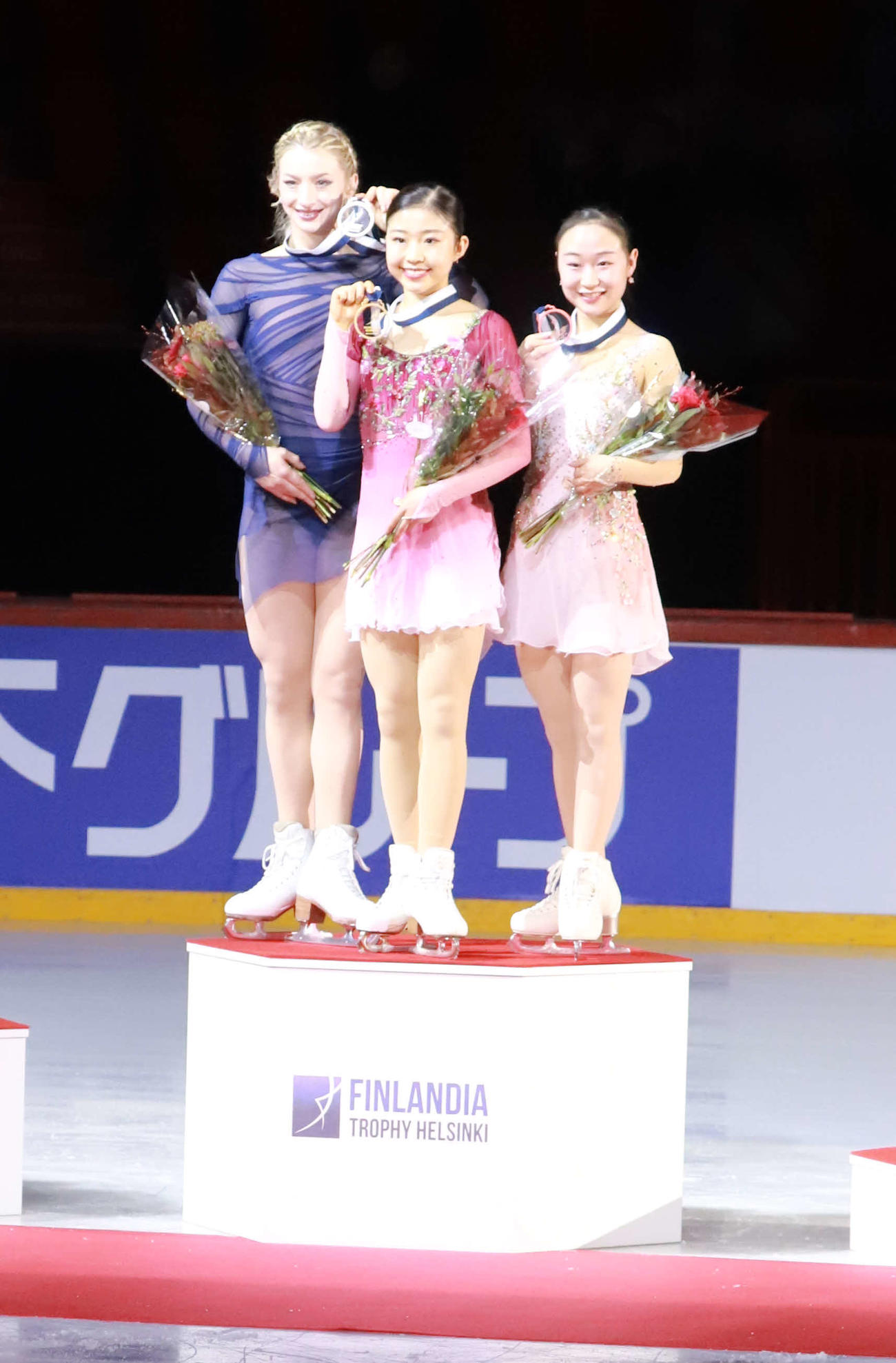 GPフィンランド大会女子表彰式　笑顔を見せる優勝の千葉百音（中央）と2位のアンバー・グレン（左）、3位の松生理乃（撮影・松本航）