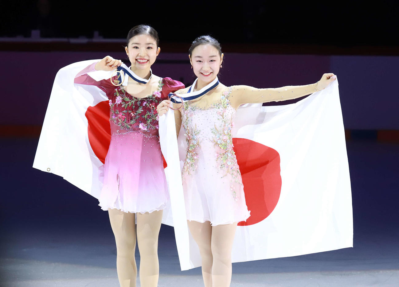 表彰式で笑顔を見せる優勝の千葉百音（左）と3位の松生理乃（撮影・松本航）