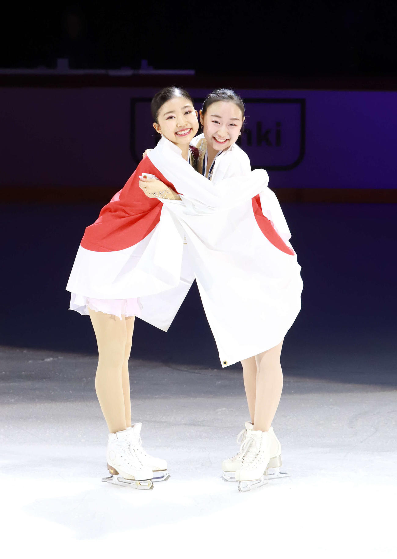 表彰式で抱き合う優勝の千葉百音（左）と3位の松生理乃（撮影・松本航）