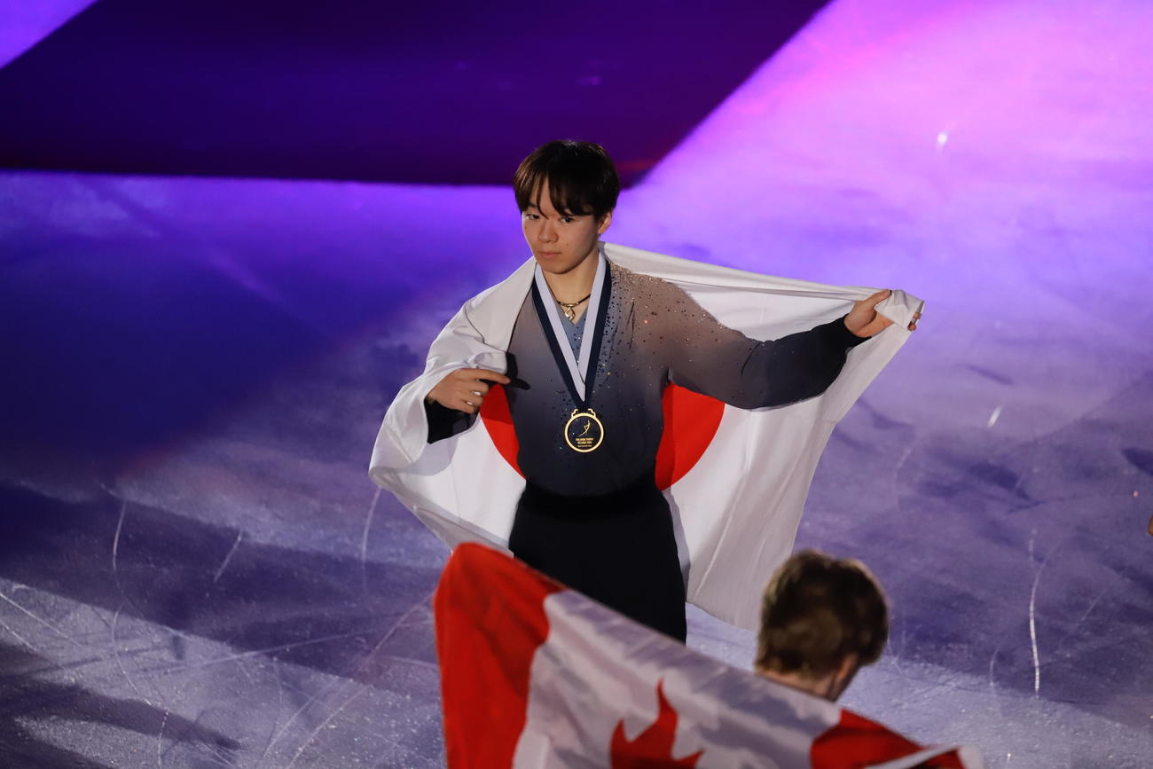 優勝し、日の丸に身を包んだ鍵山優真（撮影・松本航）