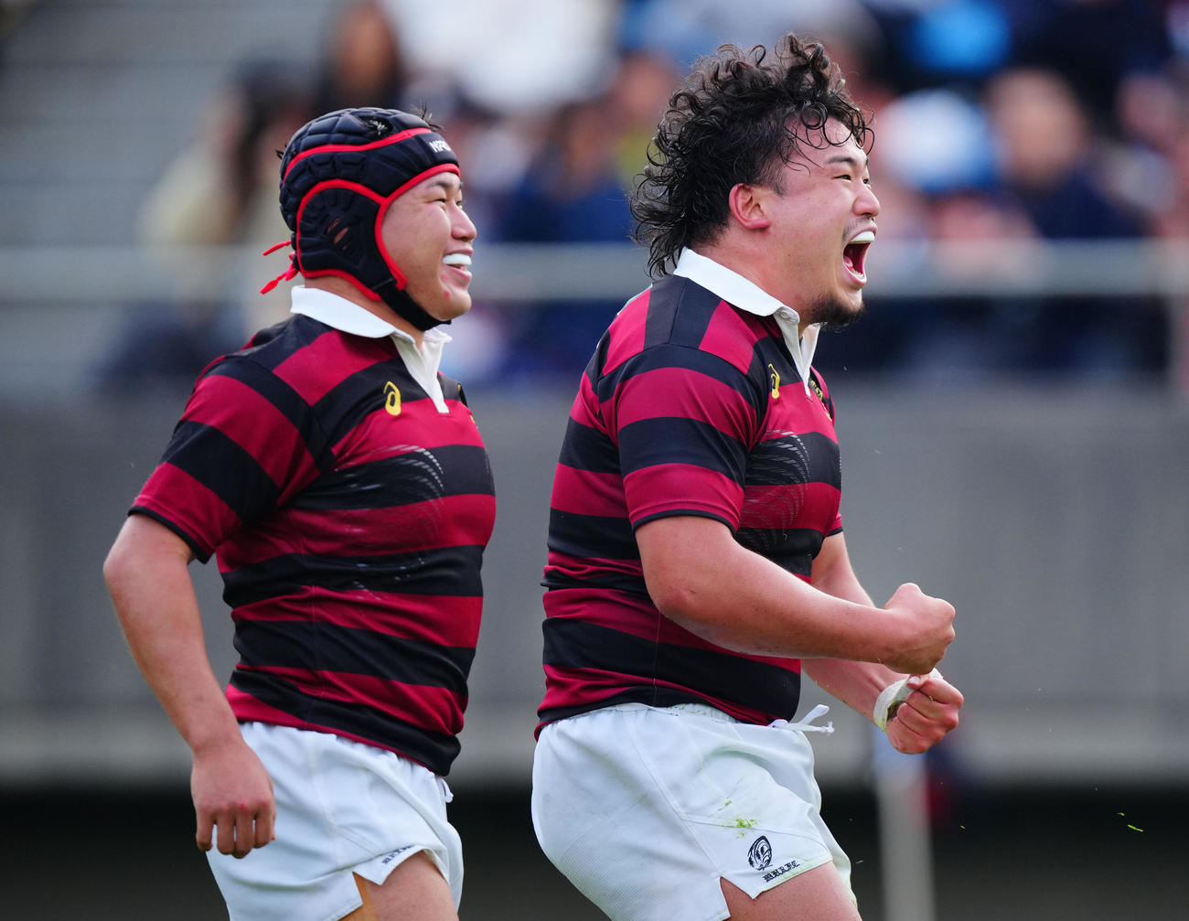 早大対慶大　前半、トライを決め雄たけびをあげる早大フッカーの清水（右）（撮影・垰建太）