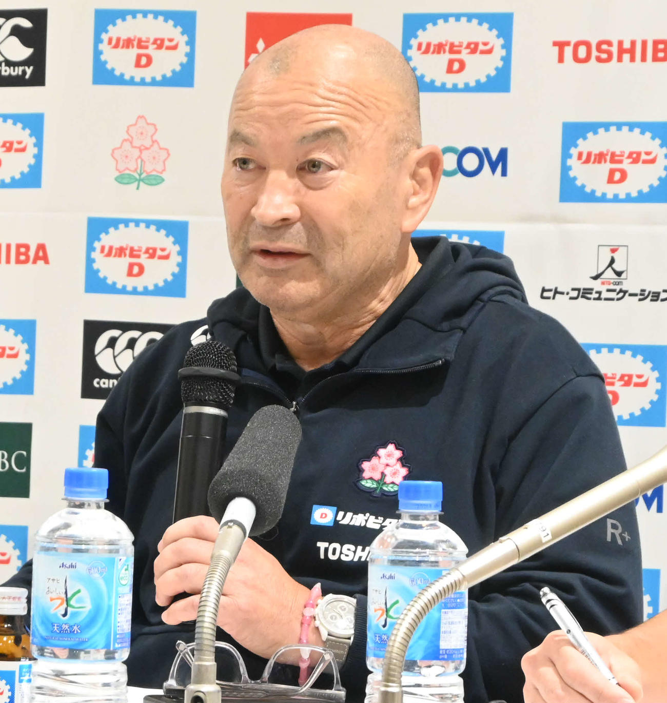 ラグビー日本代表の欧州遠征から帰国し会見に臨むジョーンズ・ヘッドコーチ（撮影・飯岡大暉）