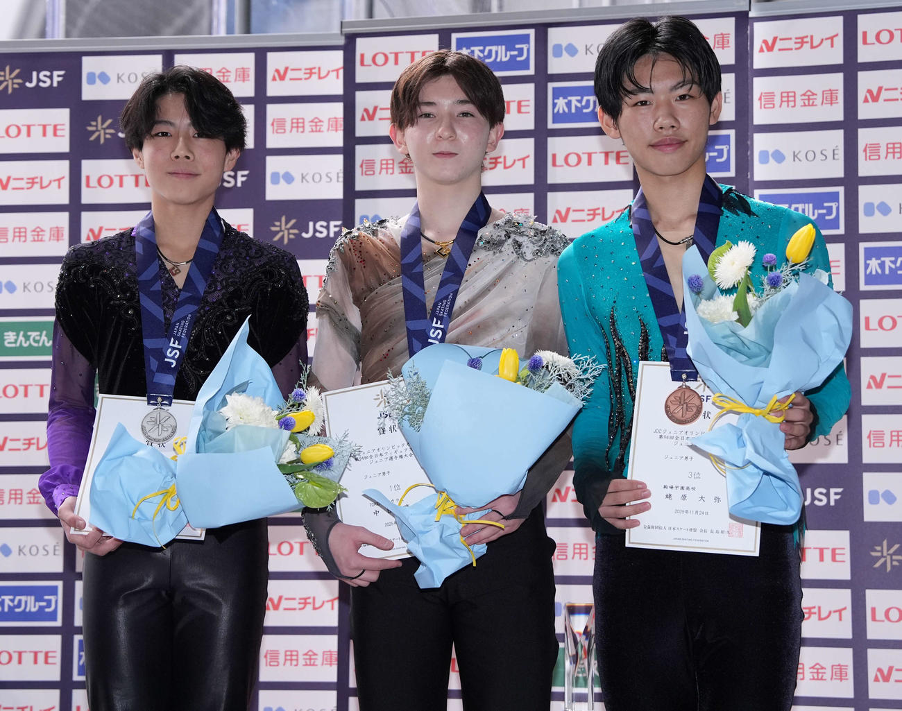 ジュニア男子の表彰式で写真に納まる1位の中田（中央）、左は2位の西野、右は3位の蛯原（撮影・小島史椰）
