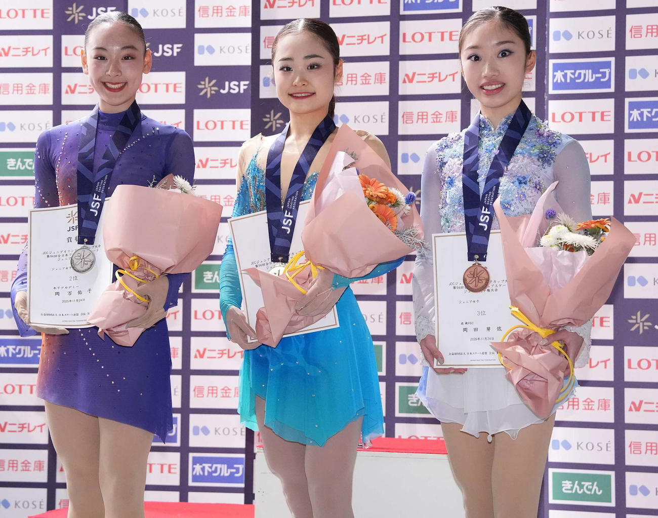 ジュニア女子の表彰式で写真に納まる1位の島田（中央）、2位の岡（左）、3位の岡田（右）（撮影・小島史椰）