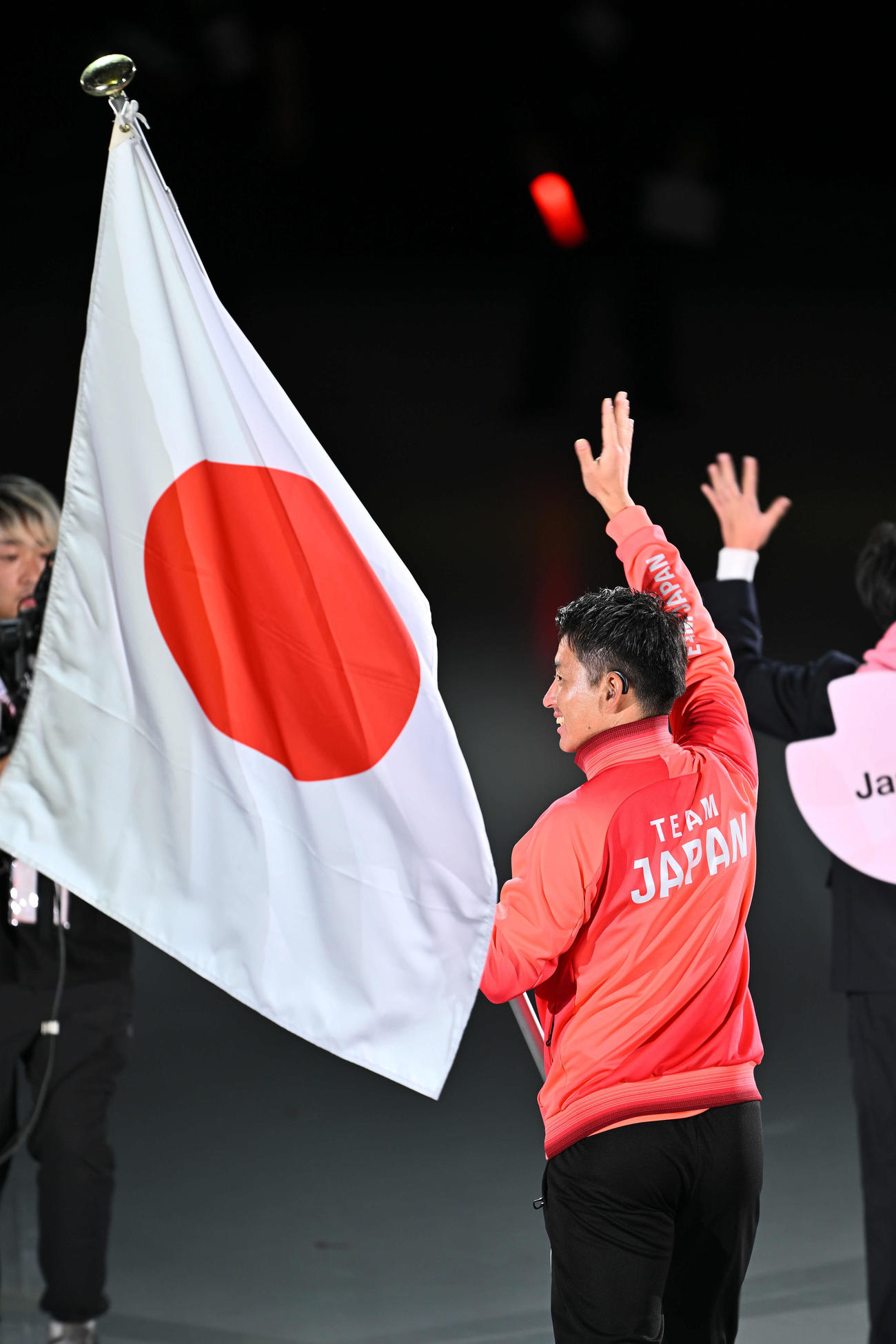 デフリンピック閉会式で旗手を務める男子サッカーの松元（撮影・滝沢徹郎）