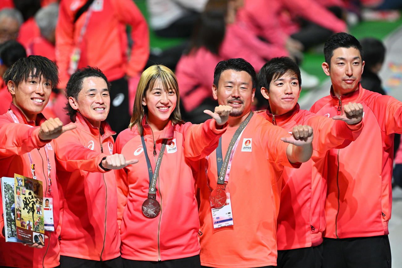 デフリンピック閉会式を前に記念撮影する日本の選手たち（撮影・滝沢徹郎）