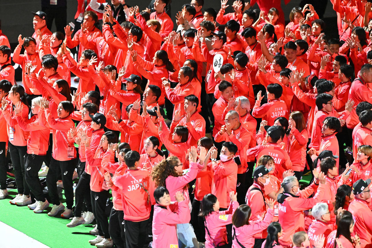 デフリンピック閉会式で盆踊りをする選手たち（撮影・滝沢徹郎）