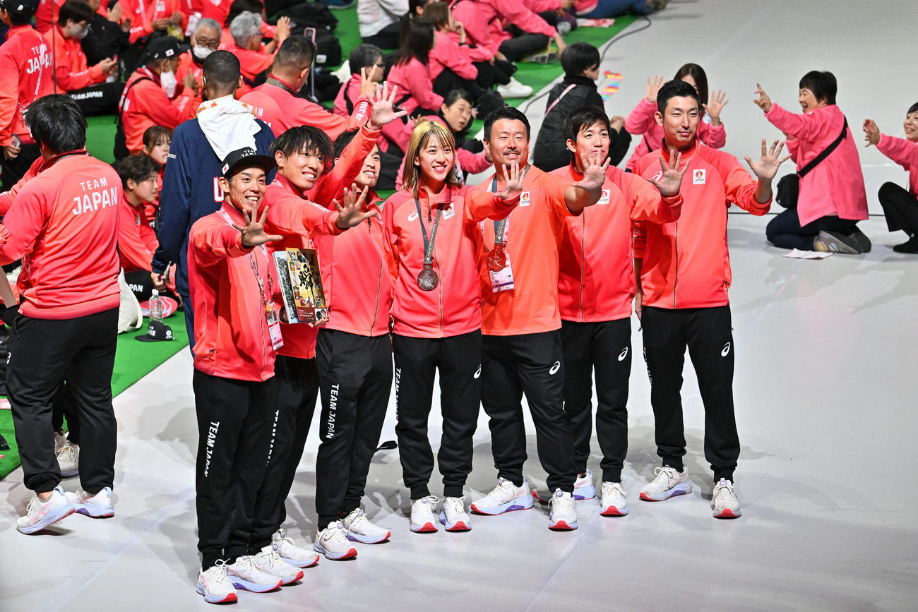 デフリンピック閉会式を前に記念撮影する日本の選手たち（撮影・滝沢徹郎）