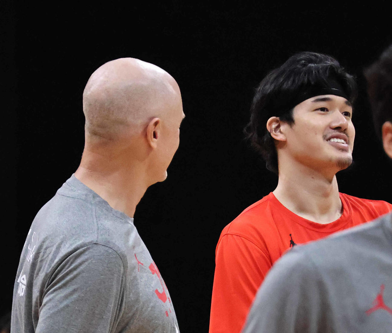 前日練習に参加した渡辺雄太（右）（撮影・竹本穂乃加）＝2025年11月27日、ジーライオンアリーナ神戸
