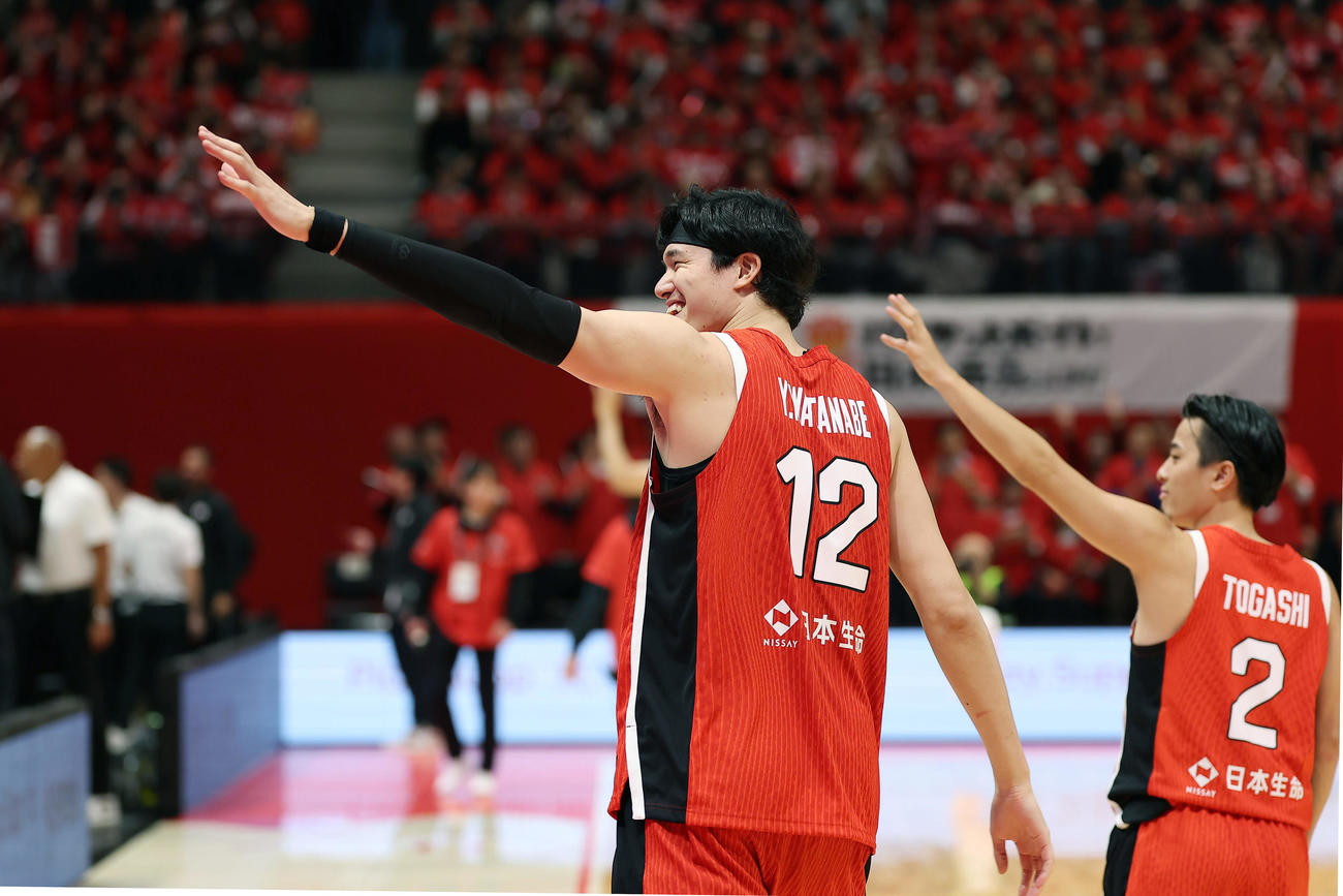 日本対台湾　台湾に勝利し、スタンドのファンの声援に応える渡辺雄（左）と富樫（撮影・前田充）